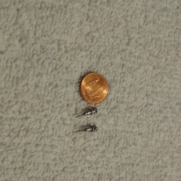 Five pairs of stud earrings (very tiny) - Picture 6 of 6